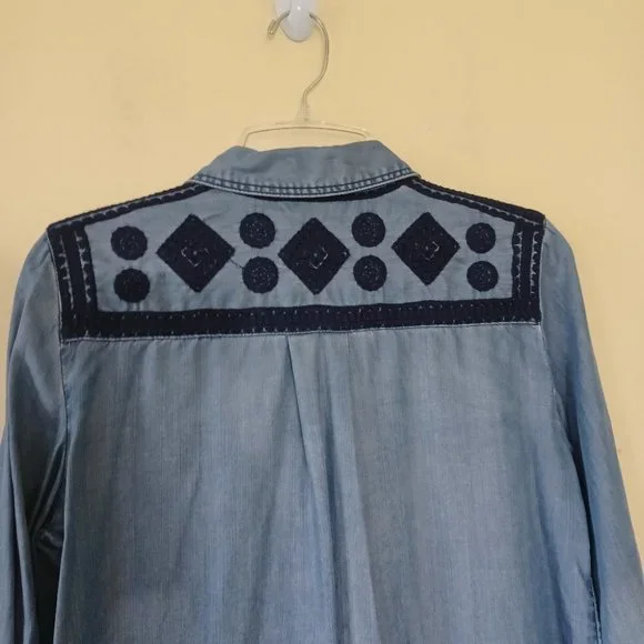 Holding Horses Women's Medium Chambray Blue Embroidered Button Up Shirt Western - Picture 4 of 5